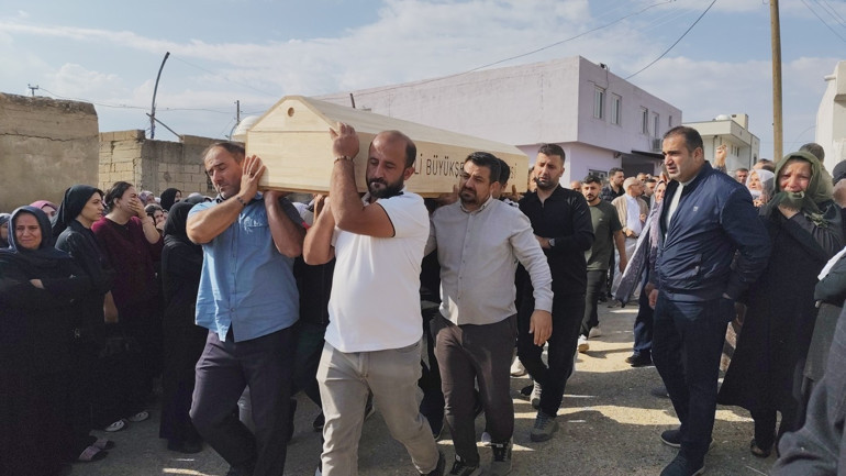 4ü çocuk 6 kişi yan yana toprağa verildi Cenazede yürek yakan anlar: Aileleri gözyaşlarına boğuldu