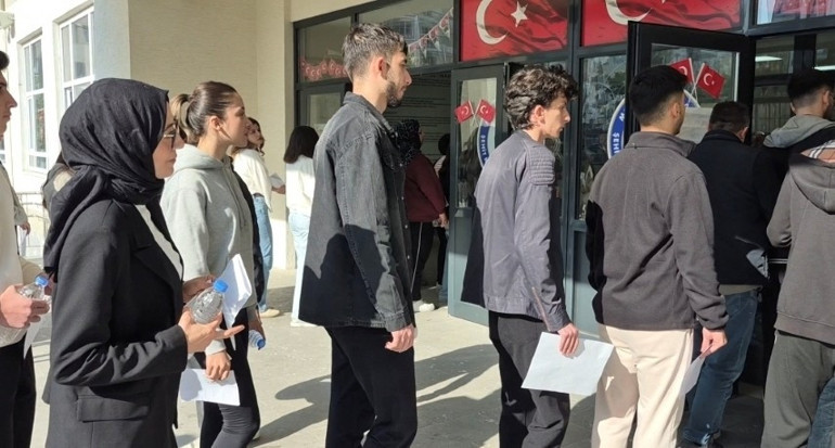 Avcılarda memur adaylarına isim şoku Yan yana olunca işin içinden çıkamadılar | Sivasta 1 dakika kala sürpriz: Üzerinde unutup geldi, görevliler yardım etti