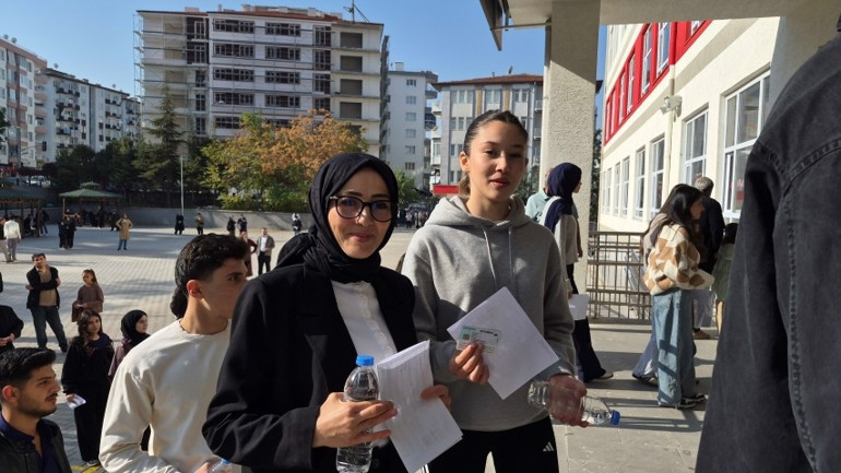 Avcılarda memur adaylarına isim şoku Yan yana olunca işin içinden çıkamadılar | Sivasta 1 dakika kala sürpriz: Üzerinde unutup geldi, görevliler yardım etti