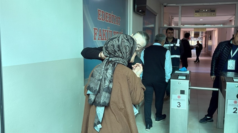 Avcılarda memur adaylarına isim şoku Yan yana olunca işin içinden çıkamadılar | Sivasta 1 dakika kala sürpriz: Üzerinde unutup geldi, görevliler yardım etti