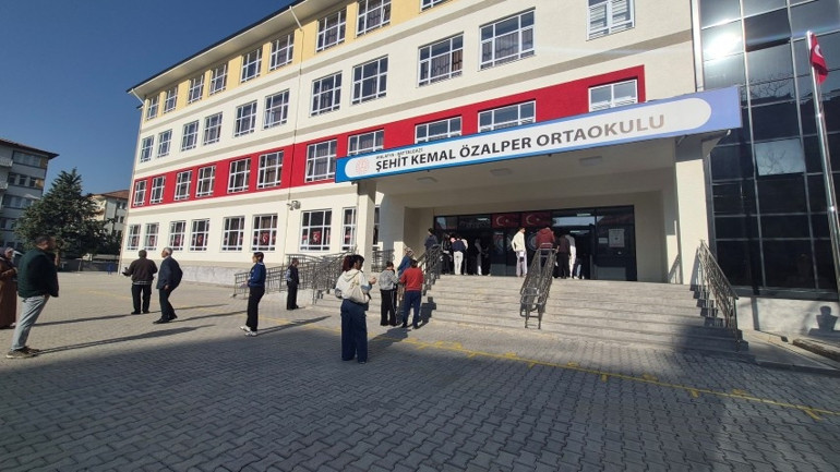 Avcılarda memur adaylarına isim şoku Yan yana olunca işin içinden çıkamadılar | Sivasta 1 dakika kala sürpriz: Üzerinde unutup geldi, görevliler yardım etti