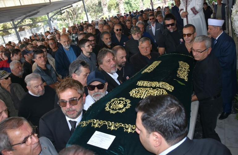 Oyuncu Engin Altan Düzyatanın babası son yolculuğuna uğurladı