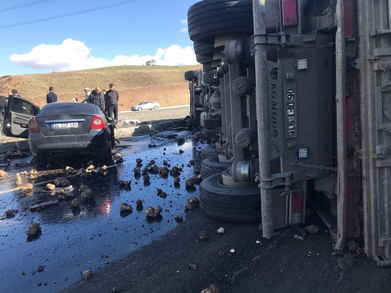 Peş peşe feci kaza: Ankarada 3, Ağrıda 4 ölü