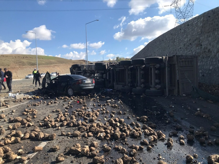 Peş peşe feci kaza: Ankarada 3, Ağrıda 4 ölü