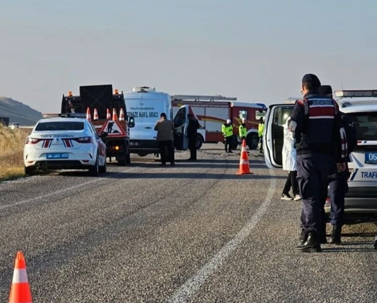 Peş peşe feci kaza: Ankarada 3, Ağrıda 4 ölü