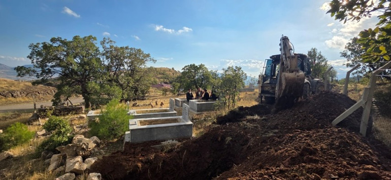 Köyde genç kalmayınca tedbirini aldı: Yaşlı çift hayattayken mezarlarını hazırlattı