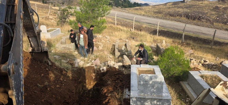 Köyde genç kalmayınca tedbirini aldı: Yaşlı çift hayattayken mezarlarını hazırlattı