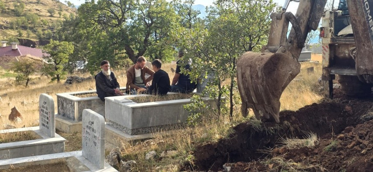 Köyde genç kalmayınca tedbirini aldı: Yaşlı çift hayattayken mezarlarını hazırlattı