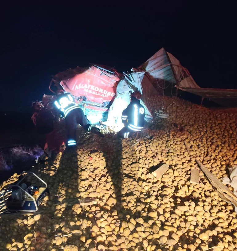 Aynı yönde giden tanker ile TIR çarpıştı: Sürücü kabinde can verdi
