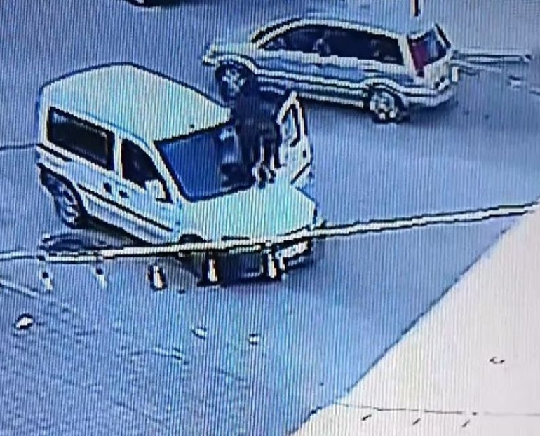 Adanada bir garip olay: Önünü kestiği aracı böyle çaldı