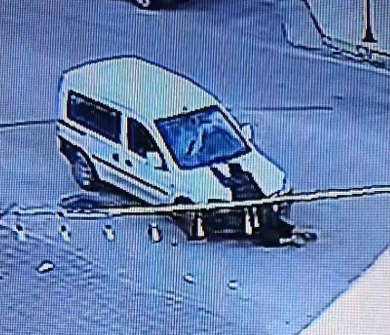 Adanada bir garip olay: Önünü kestiği aracı böyle çaldı