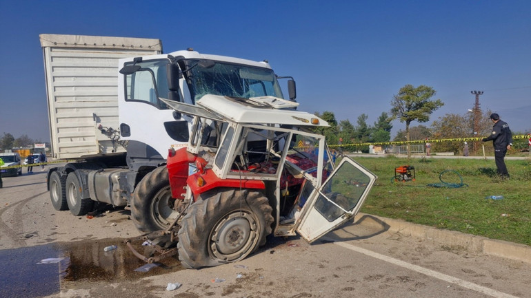 Askeri malzeme taşıyan TIR ile traktör çarpıştı: 2 ölü