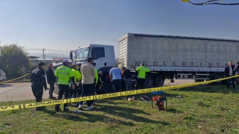 Askeri malzeme taşıyan TIR ile traktör çarpıştı: 2 ölü
