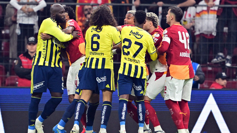 Galatasaray-Fenerbahçe derbisinin ilk dakikasında gerginlik