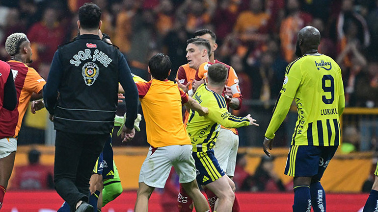 Galatasaray-Fenerbahçe derbisinin ardından büyük kavga: Futbolcular birbirlerine girdi Polisler sahaya indi