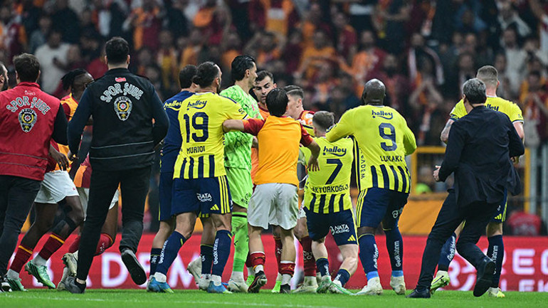  Futbolcular birbirlerine girdi Polisler sahaya indi