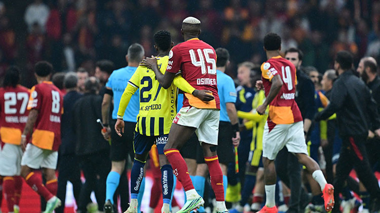  Futbolcular birbirlerine girdi Polisler sahaya indi