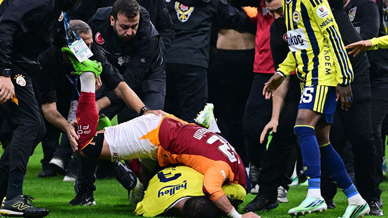 Galatasaray-Fenerbahçe derbisinin ardından büyük kavga: Futbolcular birbirlerine girdi Polisler sahaya indi