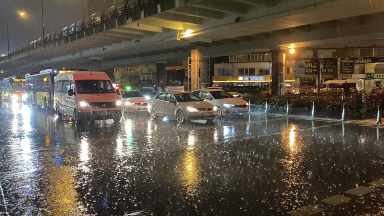 İstanbulda beklenen yağmur başladı: Yollar göle döndü, araçlar su içinde mahsur kaldı