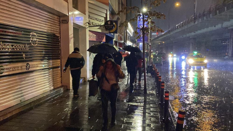 İstanbulda beklenen yağmur başladı: Yollar göle döndü, araçlar su içinde mahsur kaldı