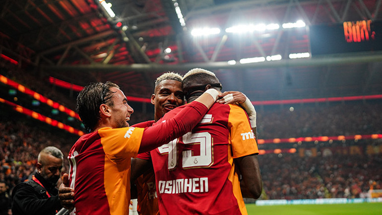 Galatasaray yenilgisinin ardından Fenerbahçeye eleştiri yağdı: Hayatımda hiç pres yapmayan bir büyük takım görmemiştim , Fenerbahçe ilk yarıda felaketti