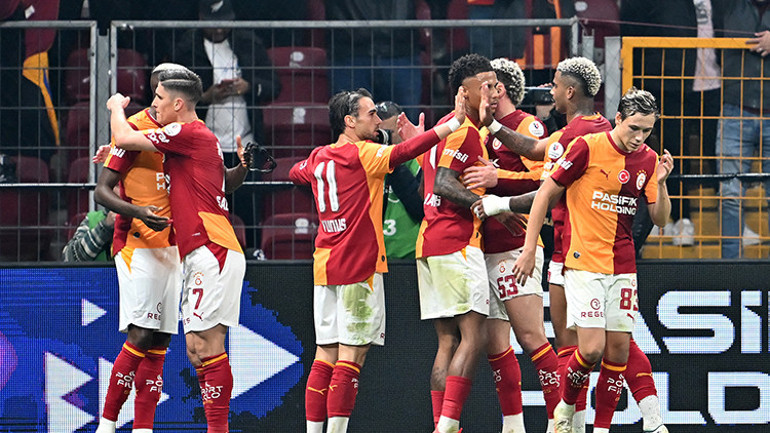 Galatasaray yenilgisinin ardından Fenerbahçeye eleştiri yağdı: Hayatımda hiç pres yapmayan bir büyük takım görmemiştim , Fenerbahçe ilk yarıda felaketti