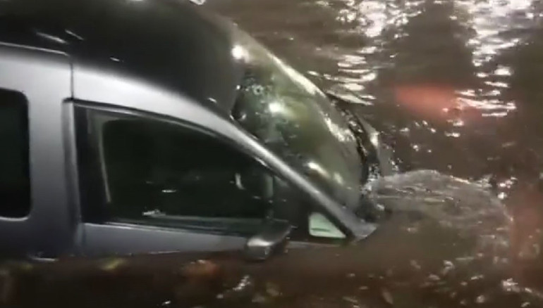 İstanbul sağanağa teslim: Yollar göle döndü İstanbul ve Antalya için yağış uyarısı