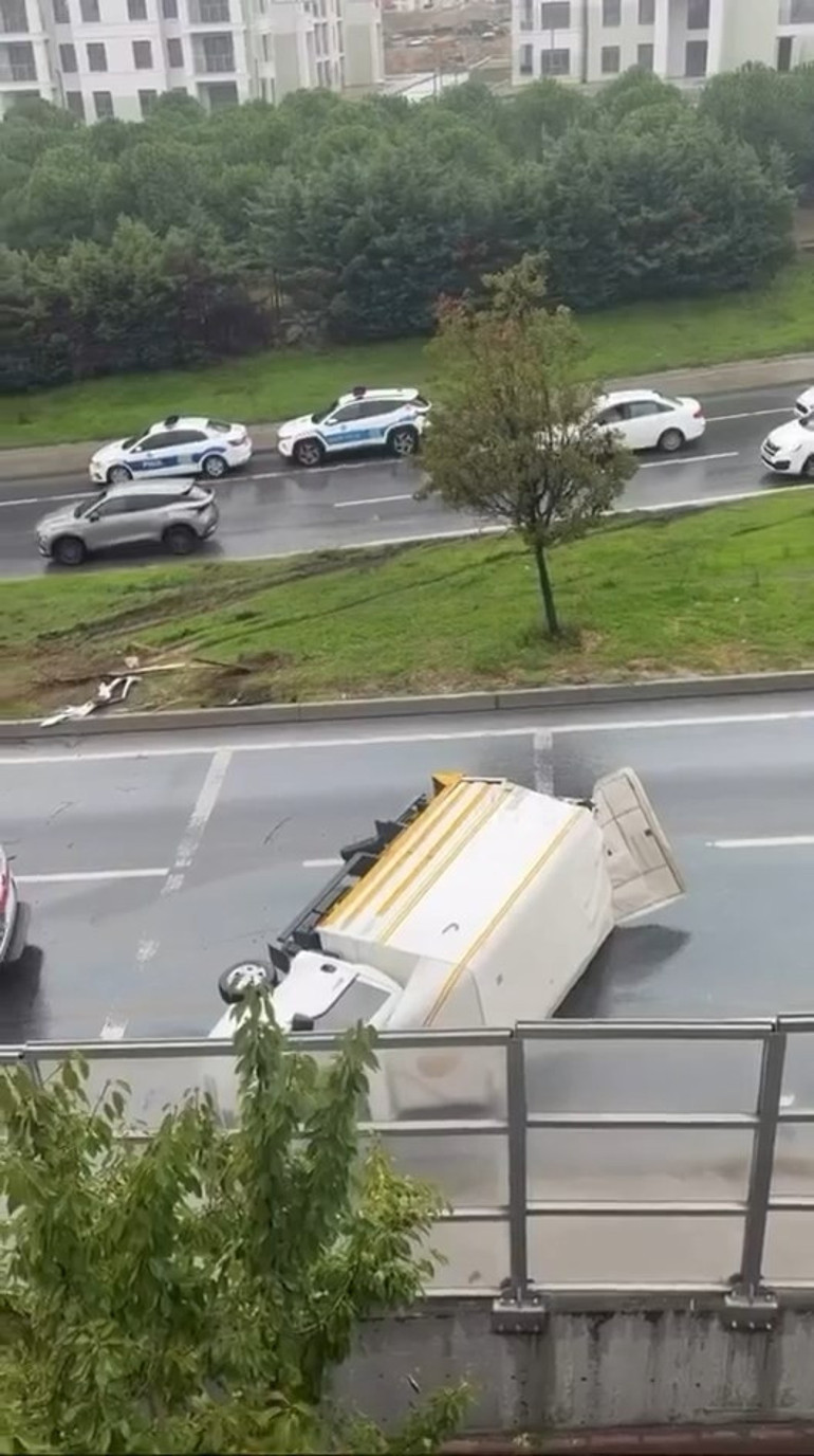 İstanbul’da kontrolden çıkan tır iki araca çarpıp 5 metreden aşağı uçtu