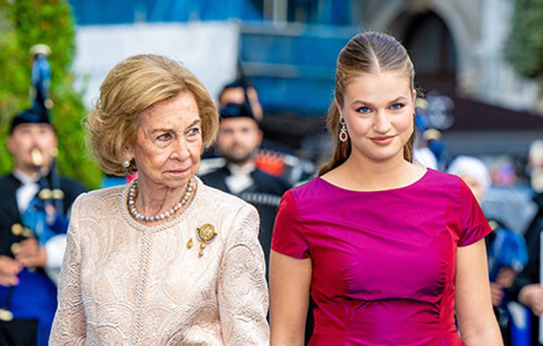 Babaannesinin pembe gülü... Herkesten esirgediği elmaslarla, yakutlarla onu süsledi