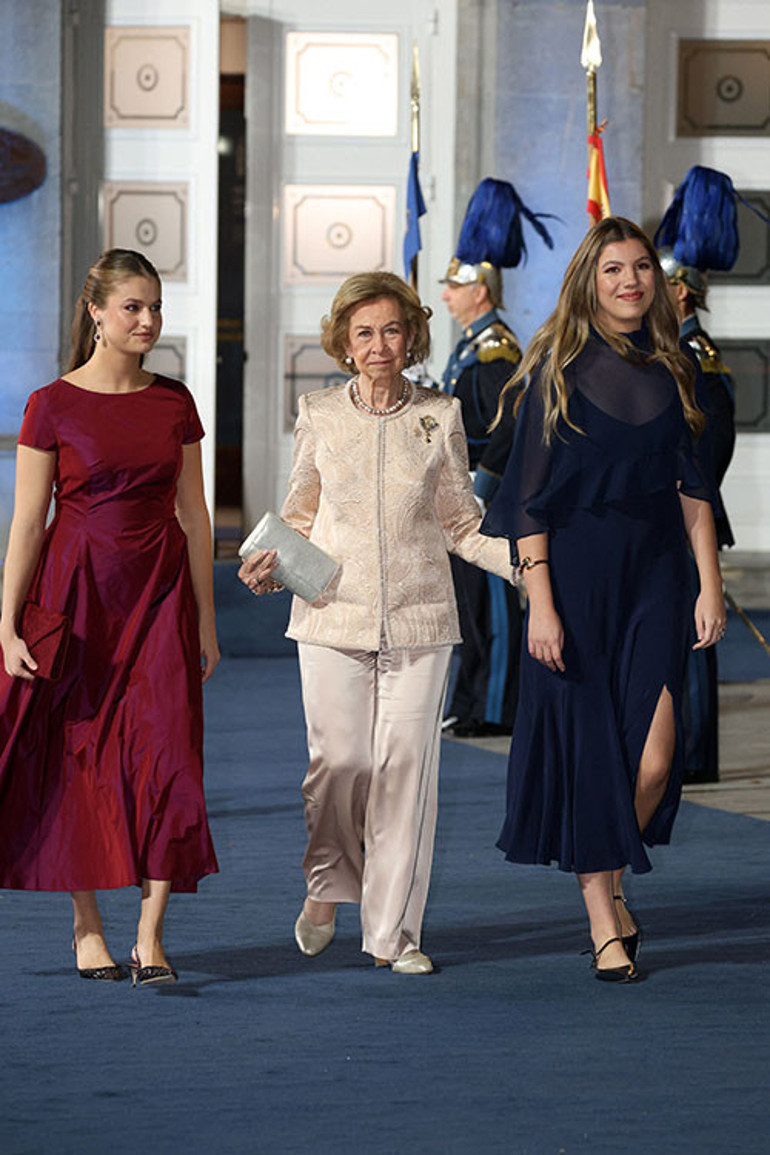 Babaannesinin pembe gülü... Herkesten esirgediği elmaslarla, yakutlarla onu süsledi