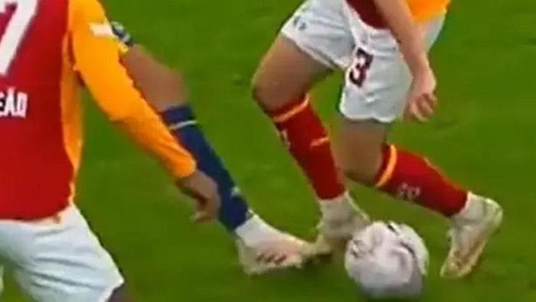 Galatasaray-Fenerbahçe derbisindeki pozisyon penaltı mı Hakemler konuştu