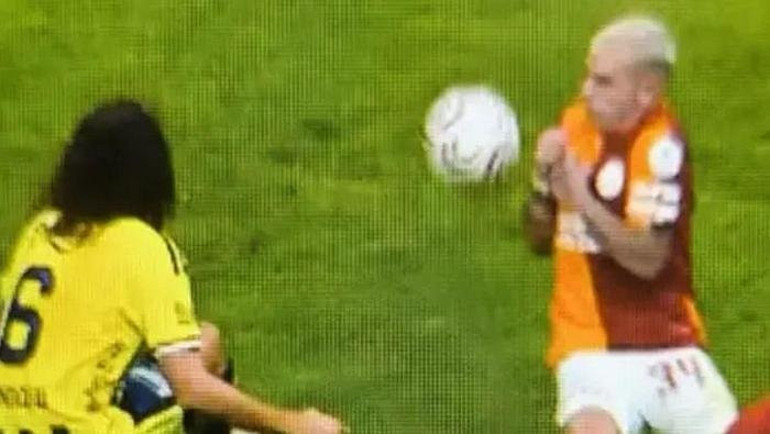 Galatasaray-Fenerbahçe derbisindeki pozisyon penaltı mı Hakemler konuştu