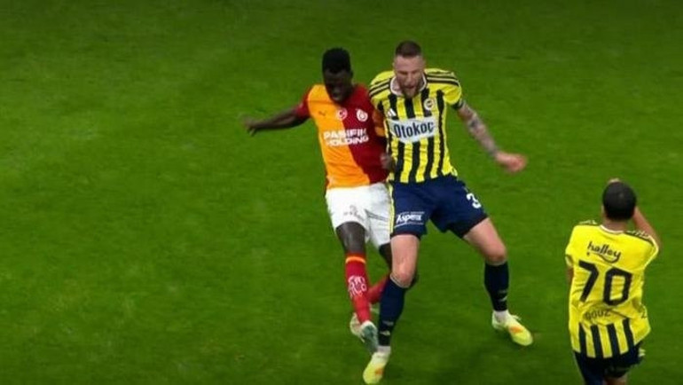 Galatasaray-Fenerbahçe derbisindeki pozisyon penaltı mı Hakemler konuştu