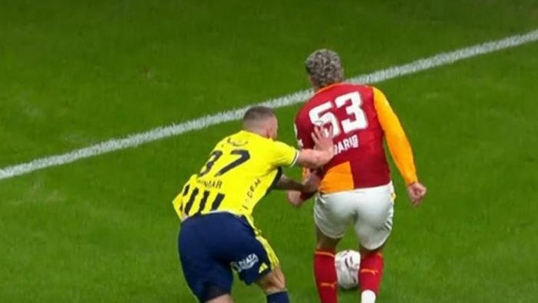 Galatasaray-Fenerbahçe derbisindeki pozisyon penaltı mı Hakemler konuştu