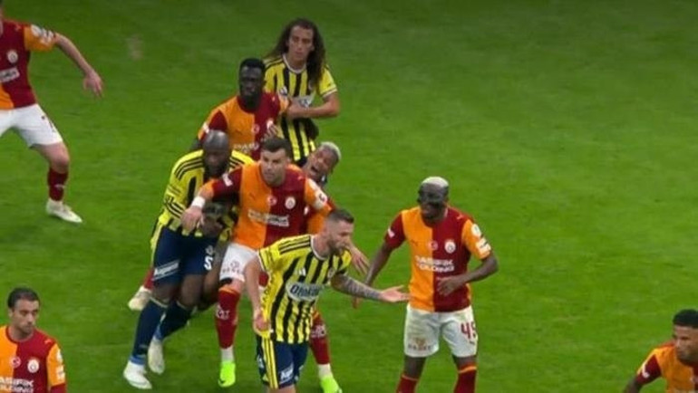 Galatasaray-Fenerbahçe derbisindeki pozisyon penaltı mı Hakemler konuştu