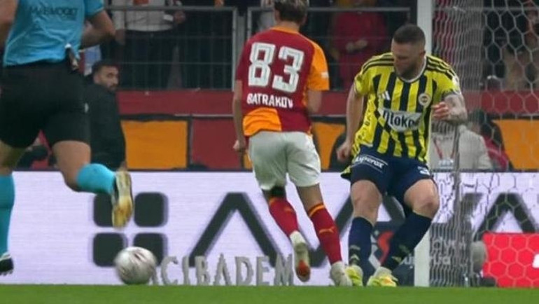 Galatasaray-Fenerbahçe derbisindeki pozisyon penaltı mı Hakemler konuştu