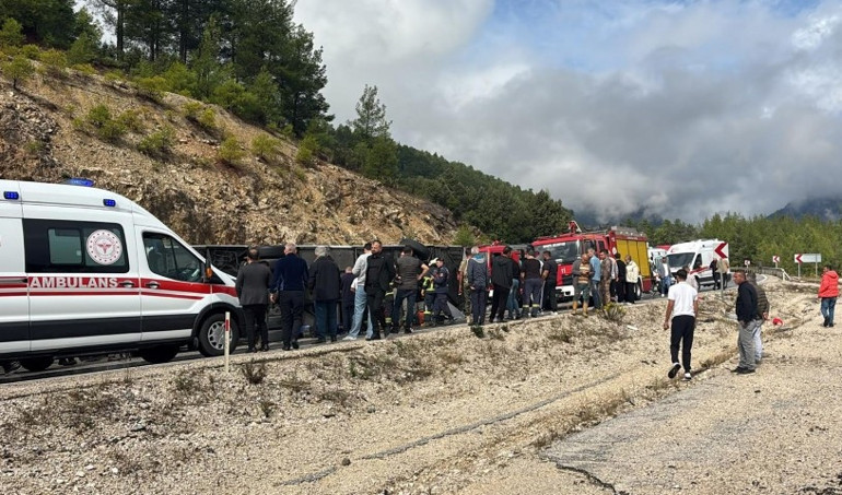 Yolcu otobüsü devrildi: 1 ölü, 9 yaralı
