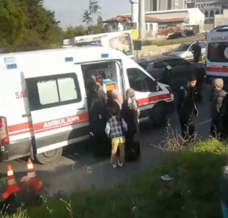 Evlatlarını kurtardı, kendi canından oldu: Üzerine minibüs devrilen anne kurtarılamadı