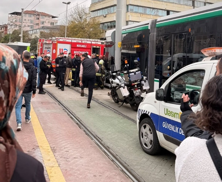 Tramvay yayalara çarptı: 1 ölü, 1 yaralı