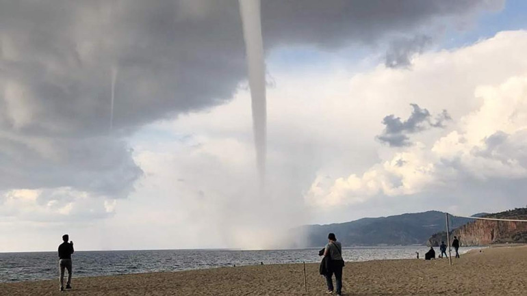 Antalya’da hortum kâbusu; 4 ölü 1 yaralı… Önüne geleni yutup geçti
