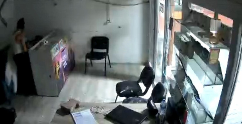 Bankanın camını kaldırım taşıyla kırdı, didik didik aradı ama eli boş kaldı