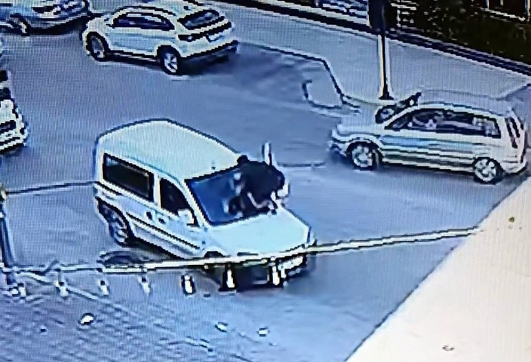 Kaputuna çıktığı aracı sürücüyü itip kaçırdı: Kendimde değildim savunması