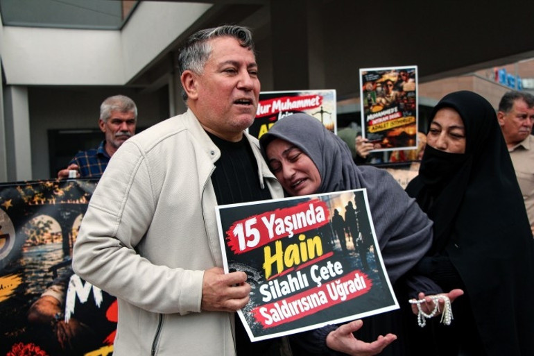 Acılı babaya yoğun bakım kapısında ölüm tehdidi Size kim selam verirse vuracağız