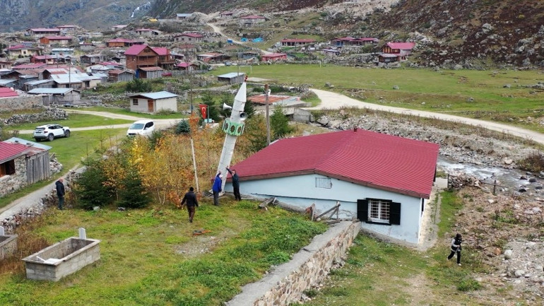 Rizede kış öncesi gelenek bozulmadı: Çığa karşı minareyi yere yatırdılar