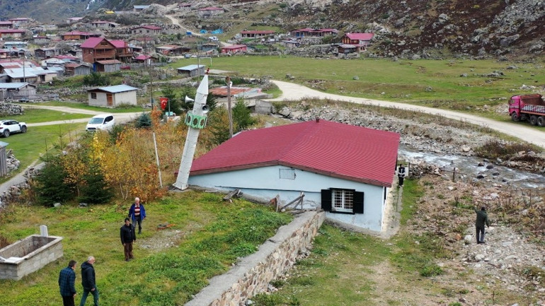 Rizede kış öncesi gelenek bozulmadı: Çığa karşı minareyi yere yatırdılar