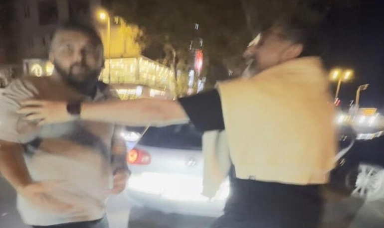Bulgaristan plakalı araçtan inip dehşet saçmışlardı: Motosikletliye saldıran magandalara ağır fatura