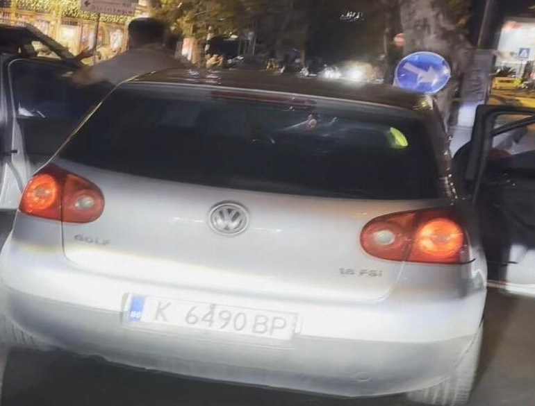 Bulgaristan plakalı araçtan inip dehşet saçmışlardı: Motosikletliye saldıran magandalara ağır fatura