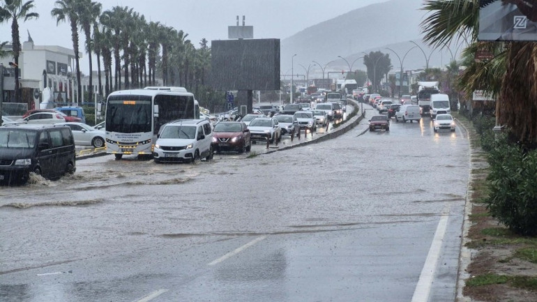 Bodrum’da sağanak cadde ve sokakları göle çevirdi: Araçlar yolda mahsur kaldı