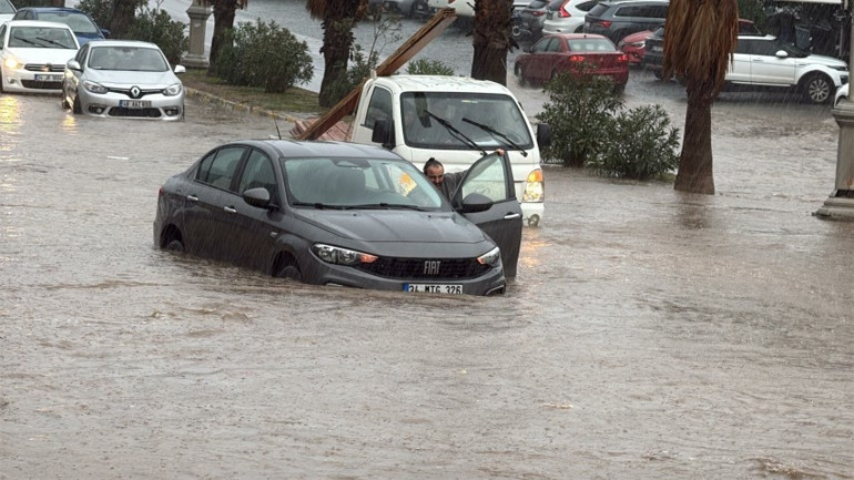 Bodrum’da sağanak cadde ve sokakları göle çevirdi: Araçlar yolda mahsur kaldı