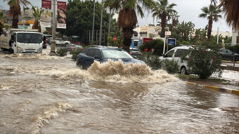 Bodrum’da sağanak cadde ve sokakları göle çevirdi: Araçlar yolda mahsur kaldı